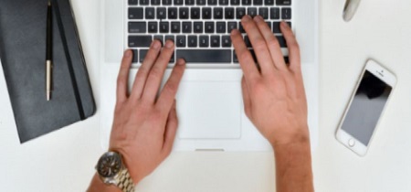 main qui tape sur un clavier