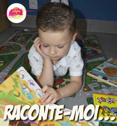 jeune enfant qui lit