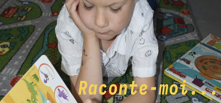 enfant qui tient un livre ouvert