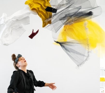 dame et foulards jaunes et blancs