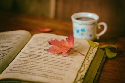tasse de café et un livre ouvert