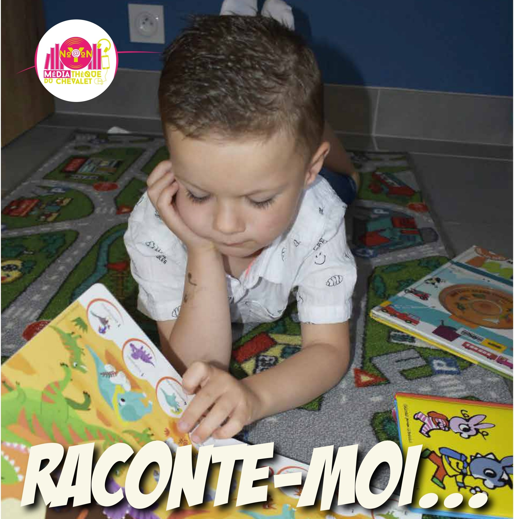 enfant qui tourne les pages d'un livre