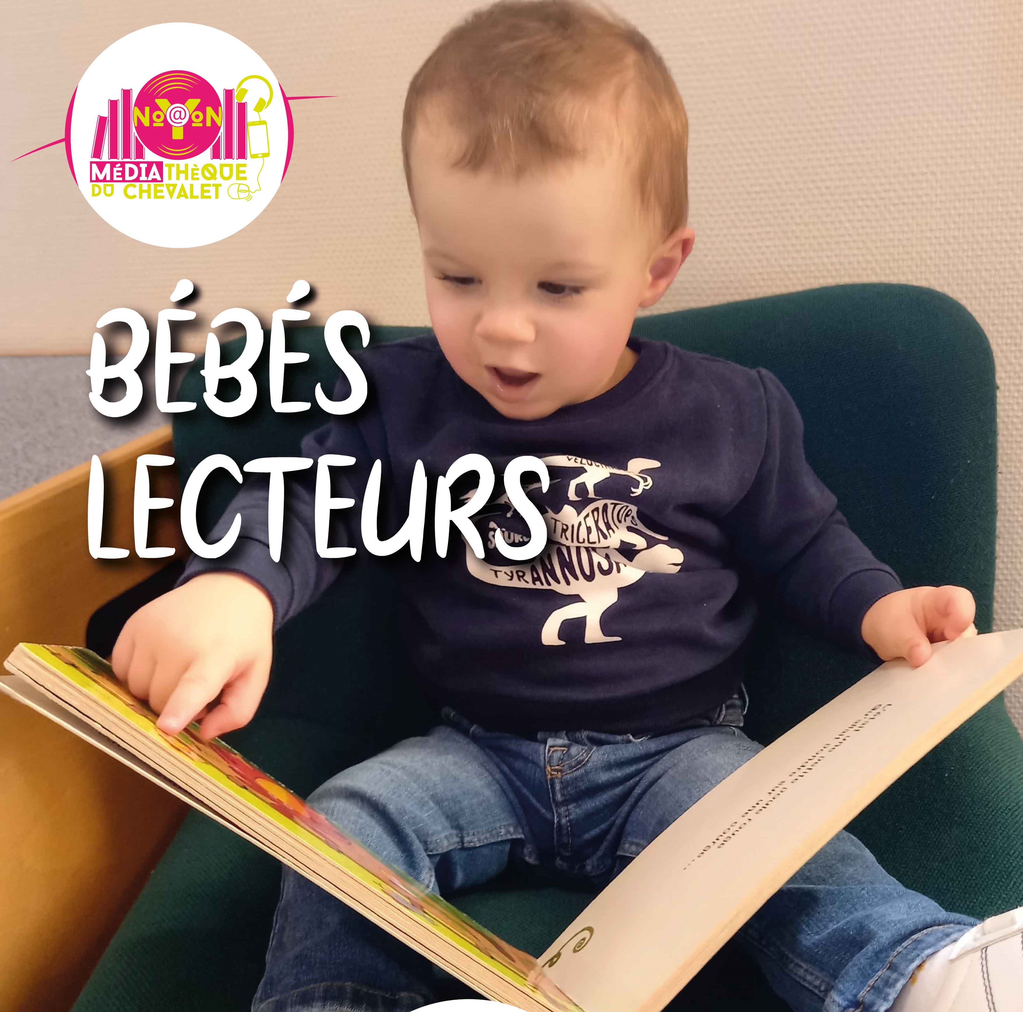 bebe qui tient un livre ouvert